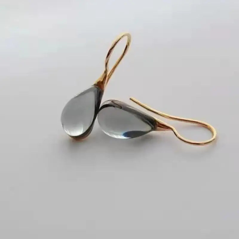 Laissez briller votre élégance, chaque jour – à travers la pureté d’une goutte de lumière.